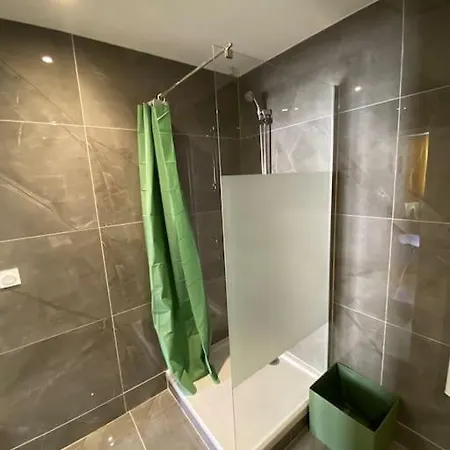 Cosy Proche Aeroport Apartament *